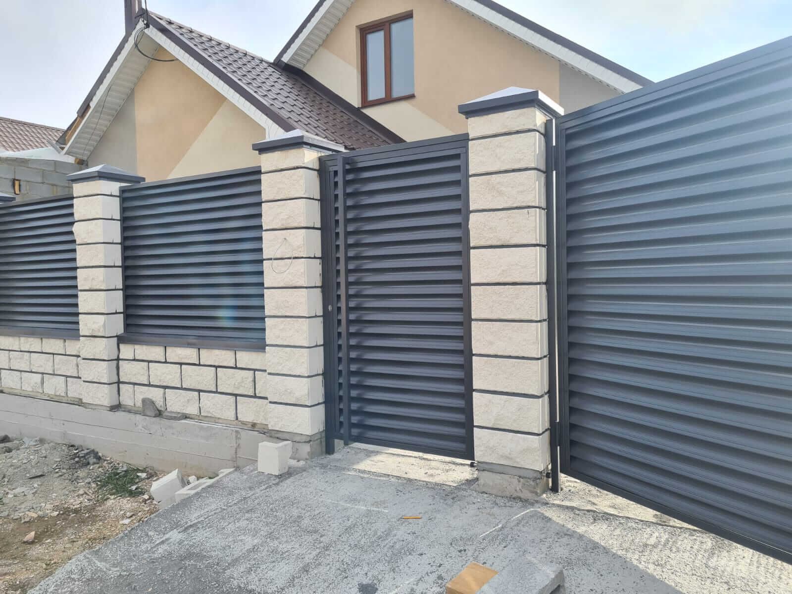 Забор из ламелей Еврожалюзи 38м RAL7024/7024 Серый Графит двусторонний фото 1 в Санкт-Петербурге