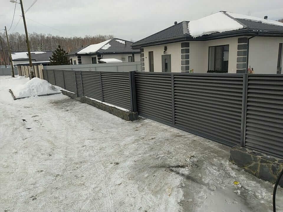 Забор-жалюзи с входной группой 26м RAL7024 Серый Графит МАТТЕ фото 1 в Санкт-Петербурге
