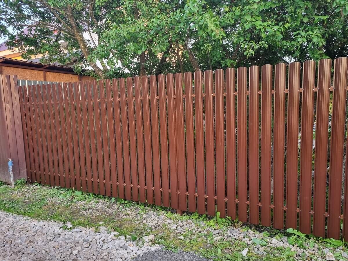 Забор из полукруглого штакетника 16м RAL8017/RAL8017 Шоколад 2-х сторонний в Санкт-Петербурге