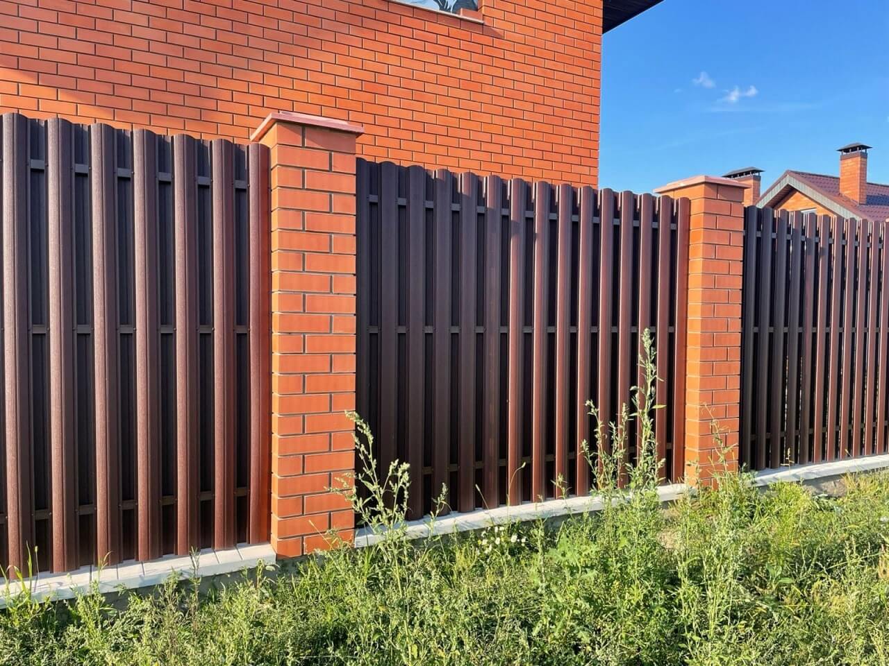 Забор из фигурного штакетника 23м RAL8017/8017 Шоколад двусторонний фото 3 в Санкт-Петербурге