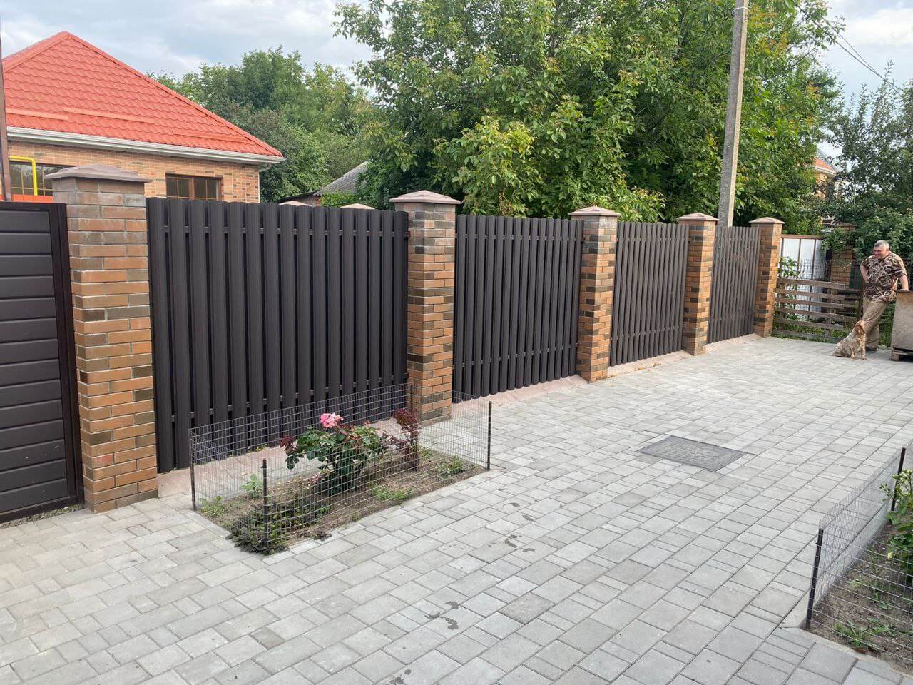Забор из штакетника полукруглого 22м RAL8019 Темный Шоколад МАТТЕ фото 3 в Санкт-Петербурге