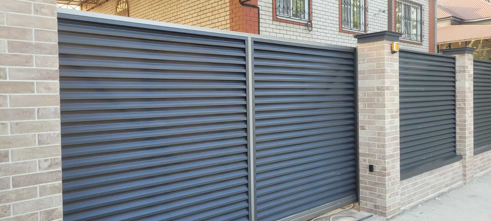 Забор-жалюзи с ламелями ЭКО-Z US усиленные 20м RAL7024/7024 Серый Графит двусторонний МАТТЕ фото 9 в Санкт-Петербурге