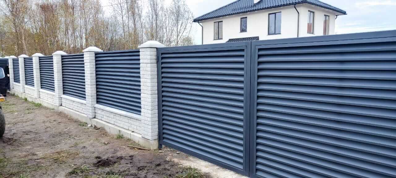 Забор-жалюзи из ламелей ЭКО-Z 32м RAL7024 Серый Графит МАТТЕ фото 5 в Санкт-Петербурге