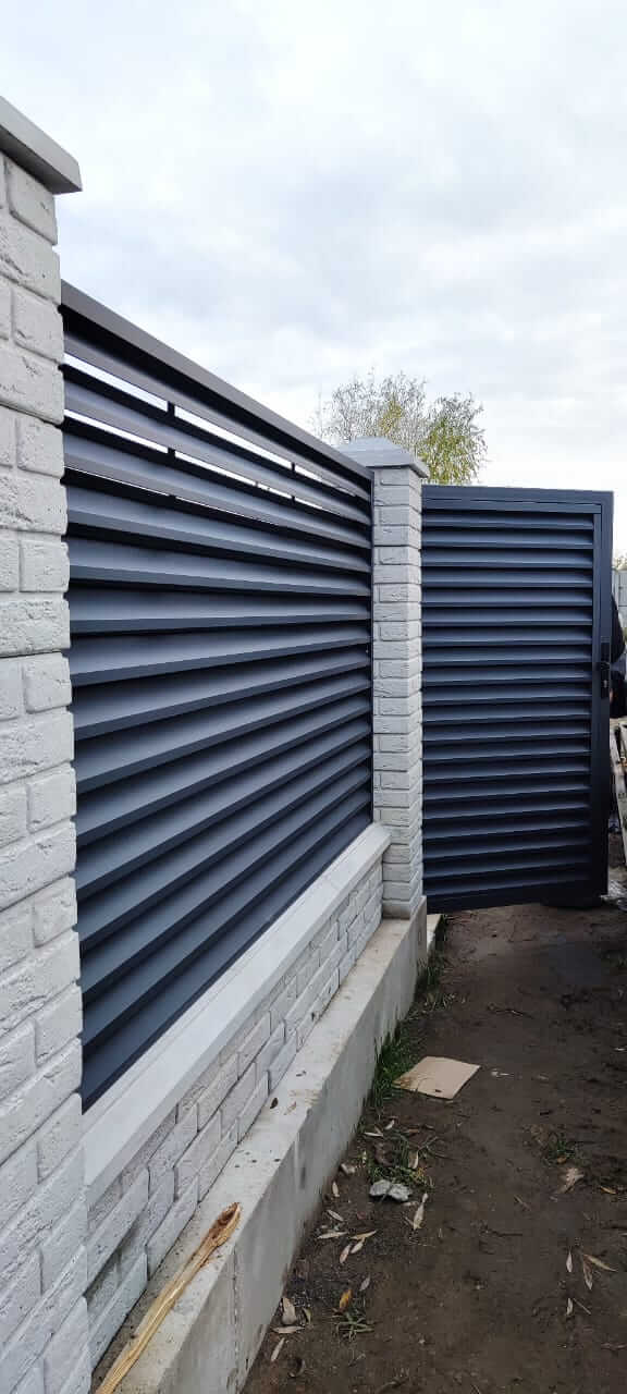 Забор-жалюзи из ламелей ЭКО-Z 32м RAL7024 Серый Графит МАТТЕ фото 4 в Санкт-Петербурге