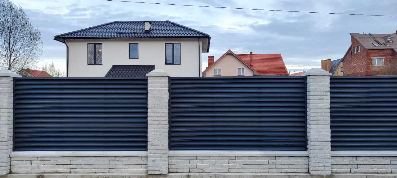 Забор-жалюзи из ламелей ЭКО-Z 32м RAL7024 Серый Графит МАТТЕ в Санкт-Петербурге