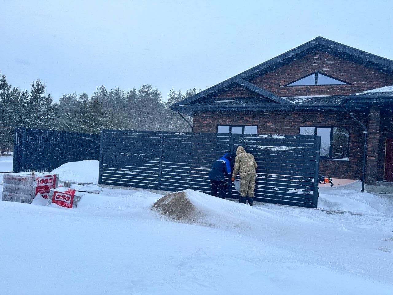 Забор-ранчо из металлопланкена 26м RAL7024 Серый Графит МАТТЕ фото 1 в Санкт-Петербурге