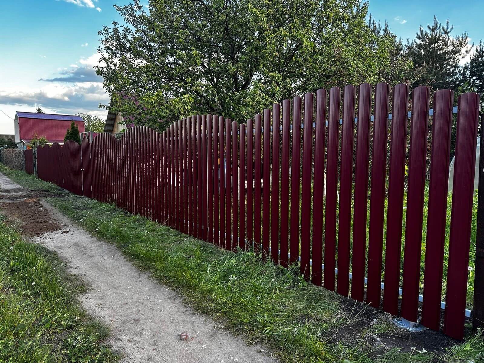 Забор из евроштакетника 28м RAL3005 Красное Вино в Санкт-Петербурге