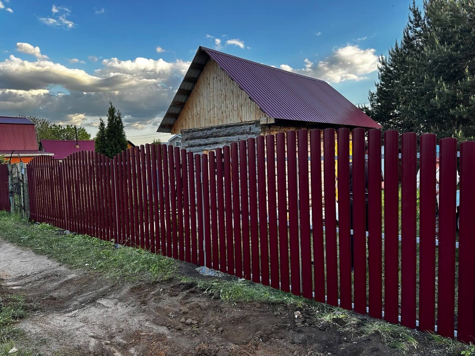 Забор из евроштакетника 28м RAL3005 Красное Вино фото 2 в Санкт-Петербурге