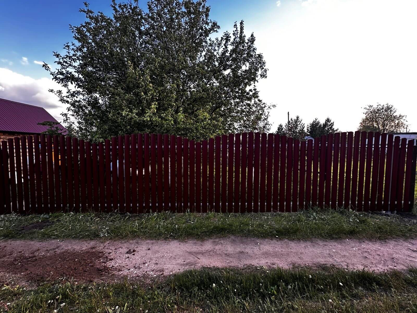 Забор из евроштакетника 28м RAL3005 Красное Вино фото 1 в Санкт-Петербурге
