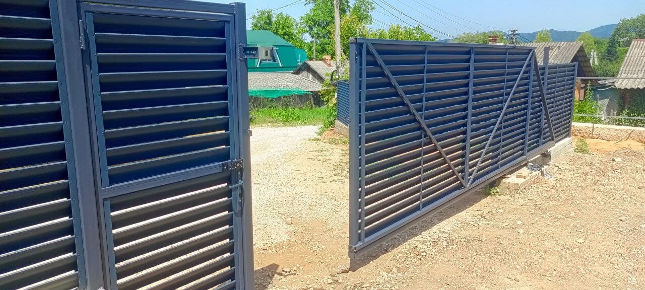 Забор-жалюзи из ламелей Еврожалюзи 53м RAL7024 Серый Графит МАТТЕ фото 16 в Санкт-Петербурге