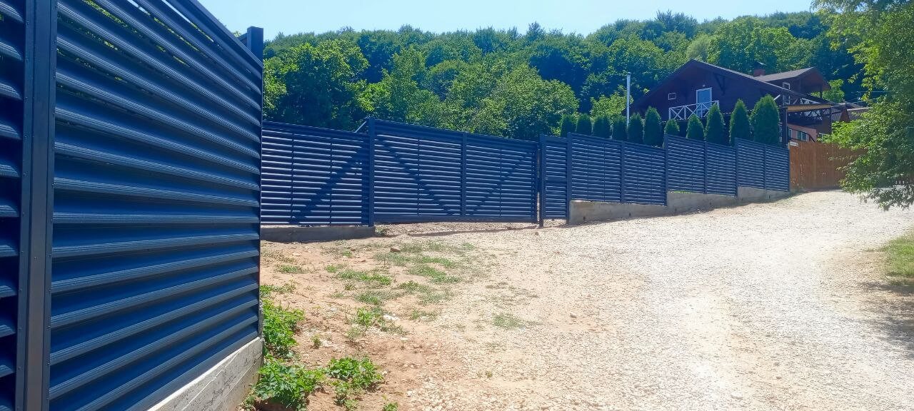 Забор-жалюзи из ламелей Еврожалюзи 53м RAL7024 Серый Графит МАТТЕ фото 8 в Санкт-Петербурге