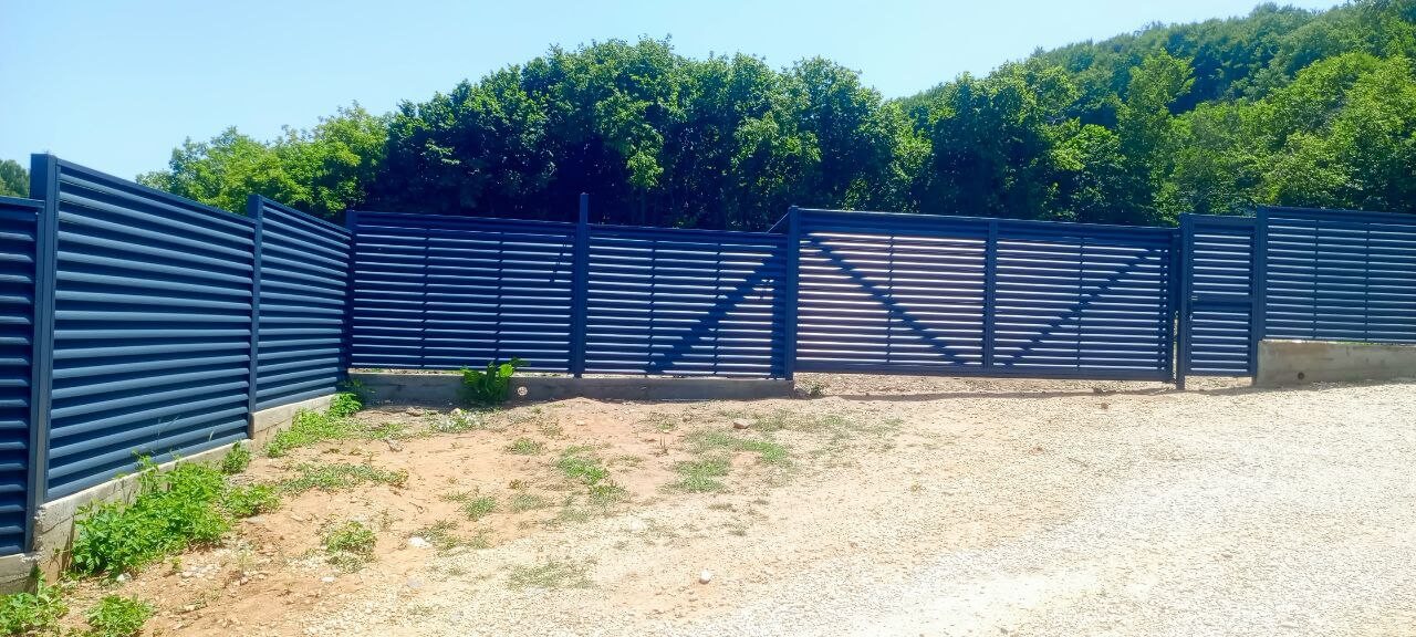 Забор-жалюзи из ламелей Еврожалюзи 53м RAL7024 Серый Графит МАТТЕ фото 7 в Санкт-Петербурге