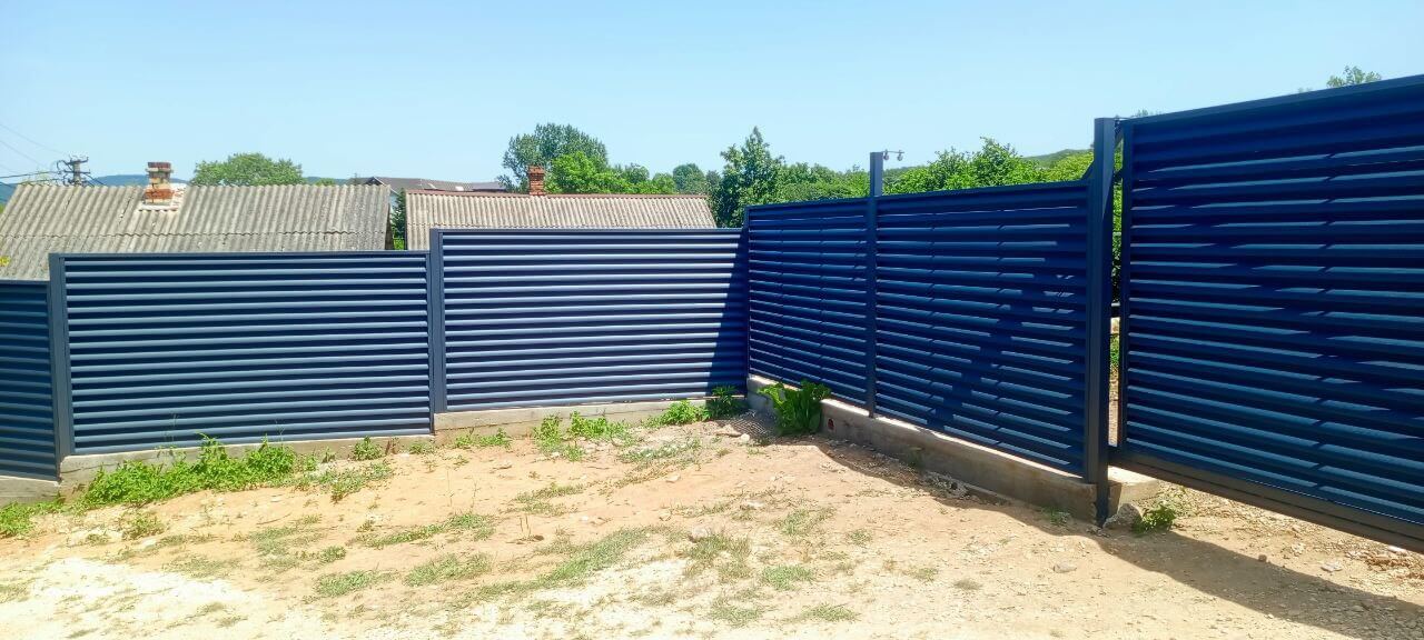 Забор-жалюзи из ламелей Еврожалюзи 53м RAL7024 Серый Графит МАТТЕ фото 4 в Санкт-Петербурге