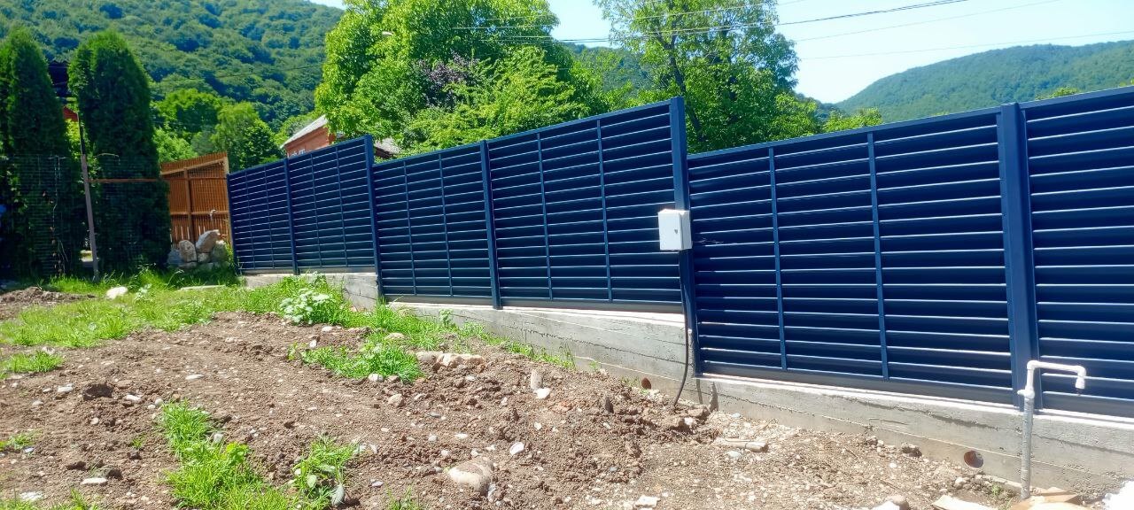 Забор-жалюзи из ламелей Еврожалюзи 53м RAL7024 Серый Графит МАТТЕ фото 3 в Санкт-Петербурге