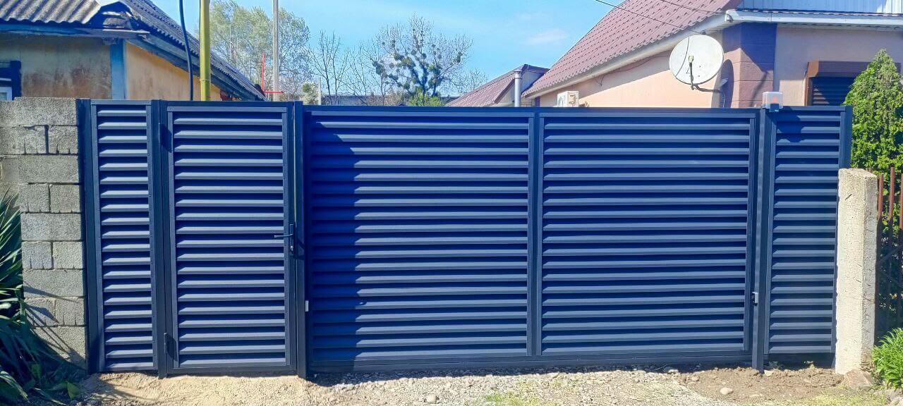 Забор-жалюзи из ламелей Еврожалюзи 53м RAL7024 Серый Графит МАТТЕ фото 1 в Санкт-Петербурге
