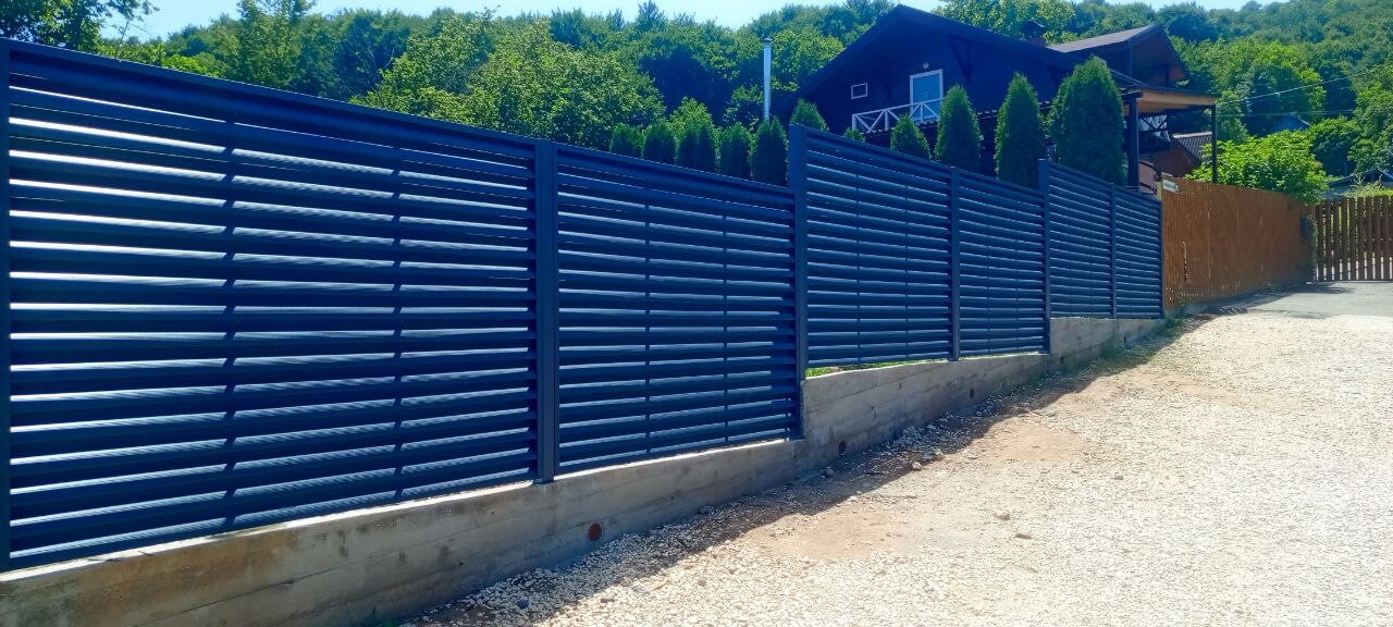 Забор-жалюзи из ламелей Еврожалюзи 53м RAL7024 Серый Графит МАТТЕ фото 12 в Санкт-Петербурге