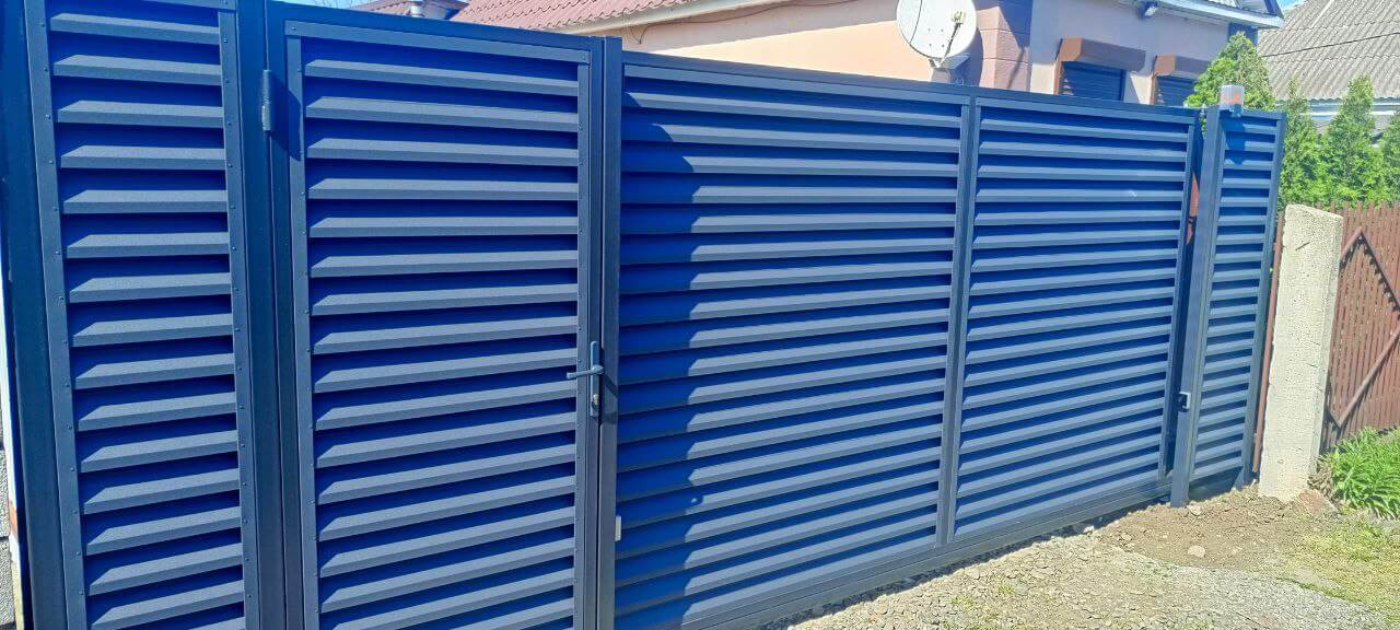 Забор-жалюзи из ламелей Еврожалюзи 53м RAL7024 Серый Графит МАТТЕ фото 10 в Санкт-Петербурге