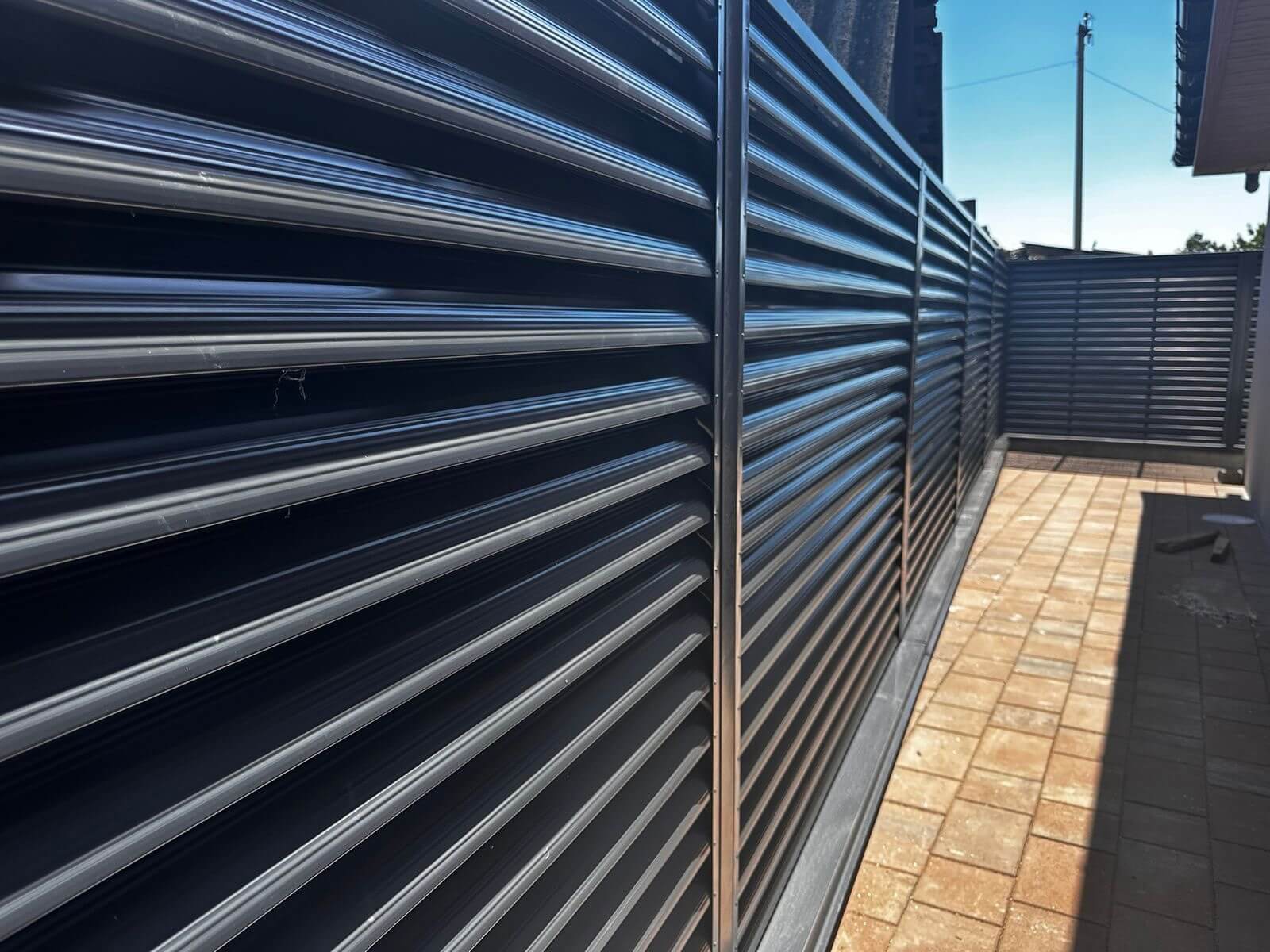 Забор-жалюзи из ламелей еврожалюзи 42м RAL7024 Серый Графит фото 3 в Санкт-Петербурге
