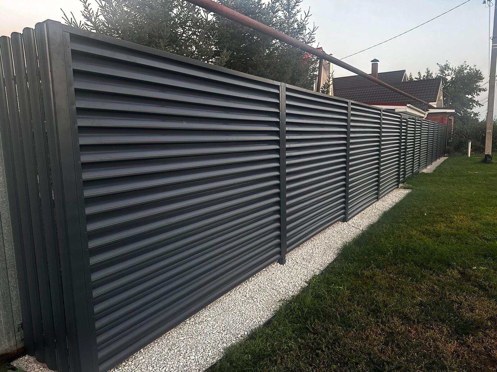Забор из ламелей Еврожалюзи 26м RAL7024/7024 Серый Графит двусторонний фото 4 в Санкт-Петербурге