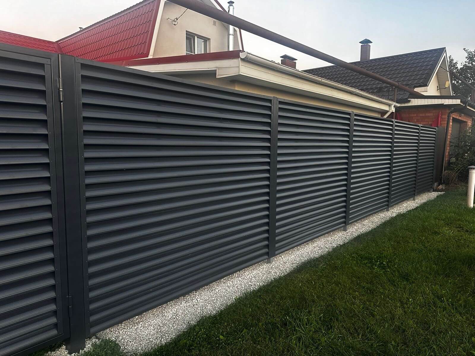 Забор из ламелей Еврожалюзи 26м RAL7024/7024 Серый Графит двусторонний фото 3 в Санкт-Петербурге
