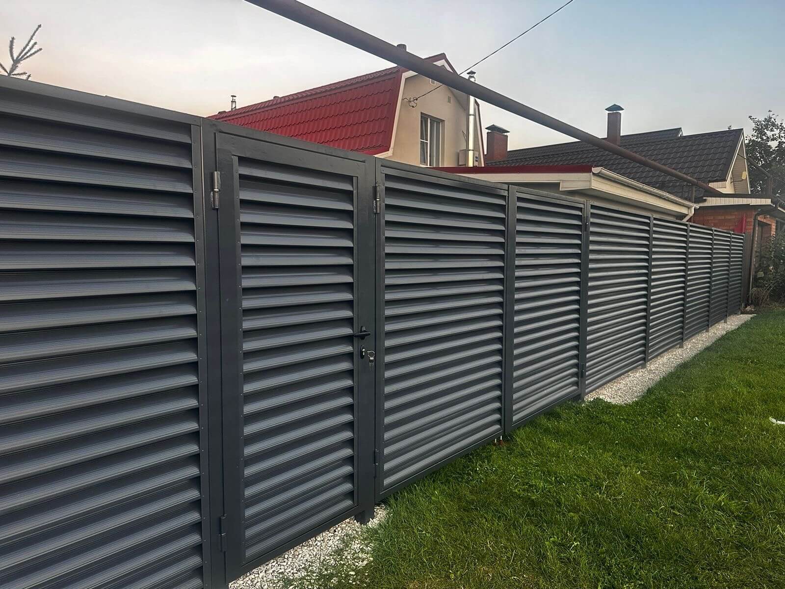 Забор из ламелей Еврожалюзи 26м RAL7024/7024 Серый Графит двусторонний фото 1 в Санкт-Петербурге