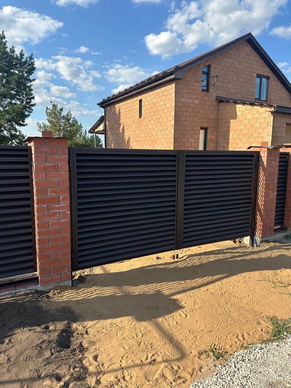 Забор-жалюзи из ламелей Еврожалюзи 38м RAL8019 Темный Шоколад МАТТЕ фото 4 в Санкт-Петербурге