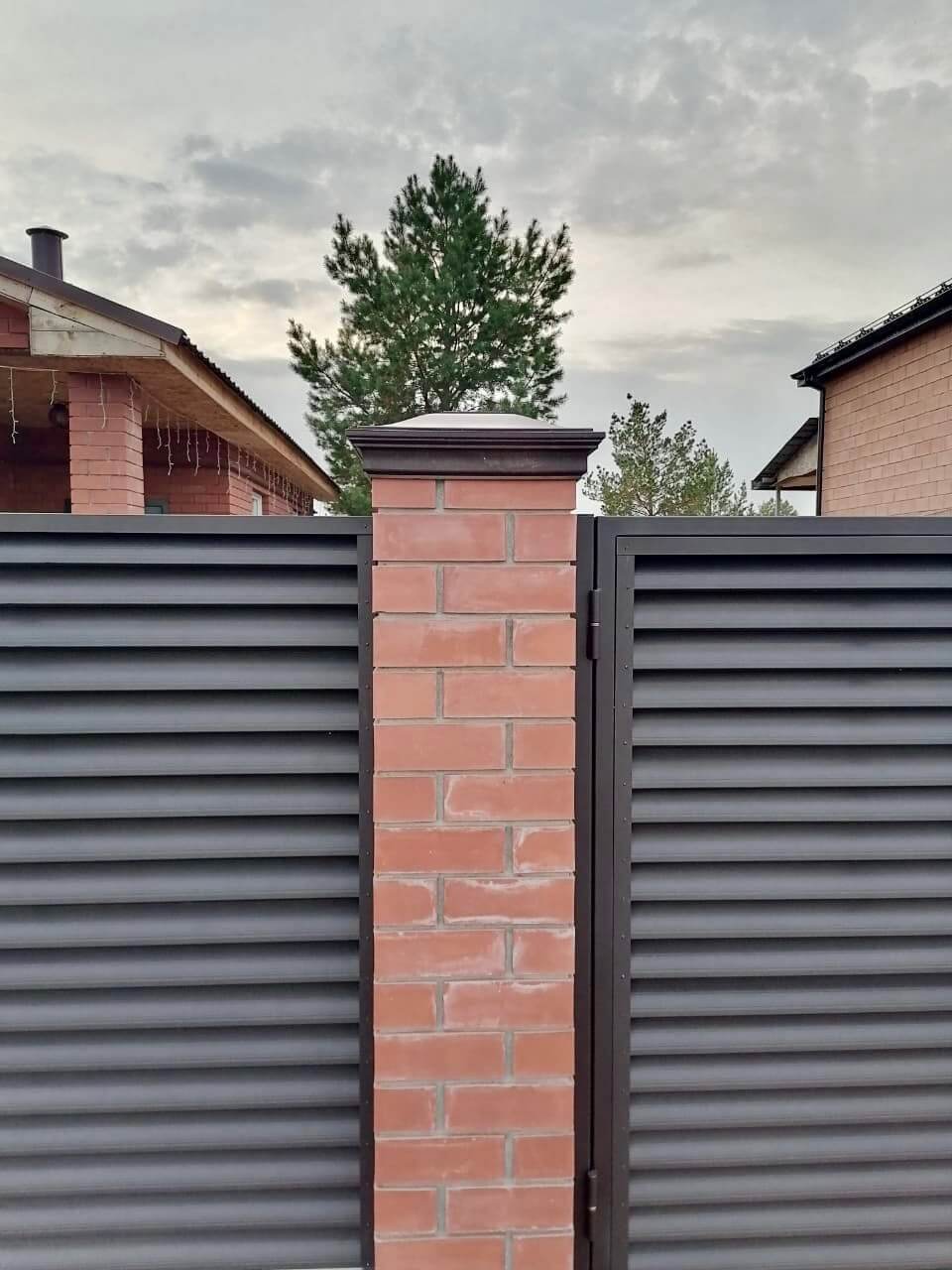 Забор-жалюзи из ламелей Еврожалюзи 38м RAL8019 Темный Шоколад МАТТЕ фото 2 в Санкт-Петербурге