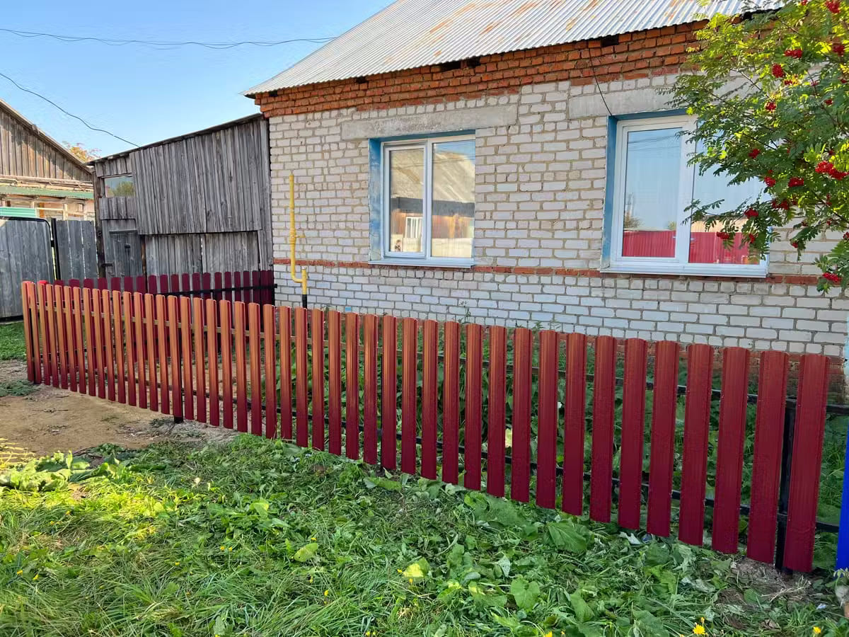 Забор из евроштакетника 9м RAL3005/3005 Красное Вино двусторонний в Санкт-Петербурге