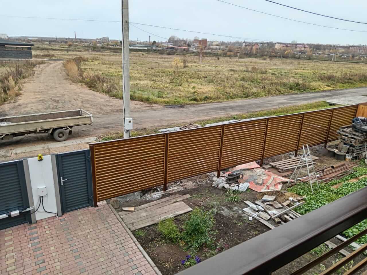 Забор-жалюзи 12м + балконное ограждение из ламелей Еврожалюзи Орех Миланский 3D Принтек фото 2 в Санкт-Петербурге