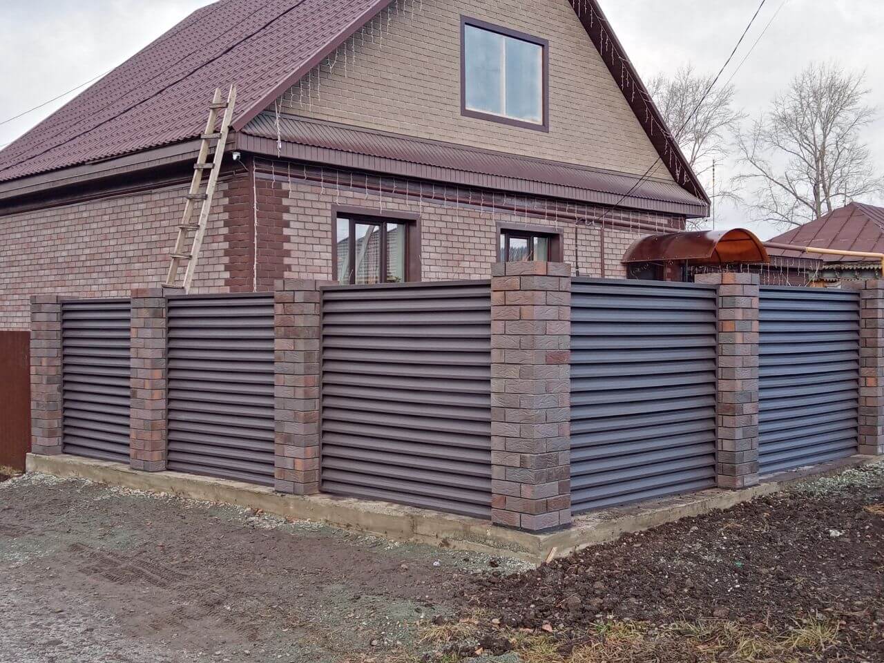 Забор-жалюзи из ламелей ЭКО-Z-US (усиленные) 30м RAL8019/8019 Темный Шоколад двусторонний МАТТЕ фото 3 в Санкт-Петербурге