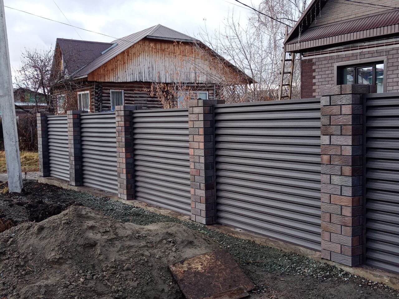 Забор-жалюзи из ламелей ЭКО-Z-US (усиленные) 30м RAL8019/8019 Темный Шоколад двусторонний МАТТЕ в Санкт-Петербурге