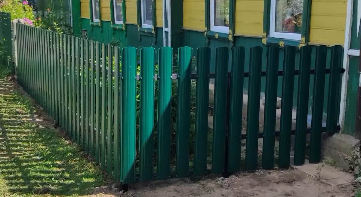 Заборчик из Евроштакетника 8м RAL6005/6005 Зеленый Мох двусторонний в Санкт-Петербурге