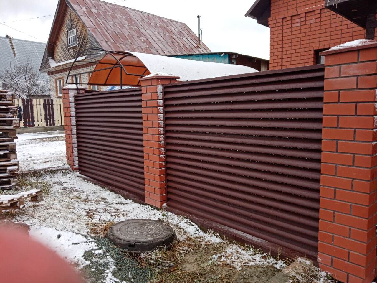 Забор из ламелей еврожалюзи 12м RAL8017/8017 Шоколад двусторонний МАТТЕ фото 3 в Санкт-Петербурге