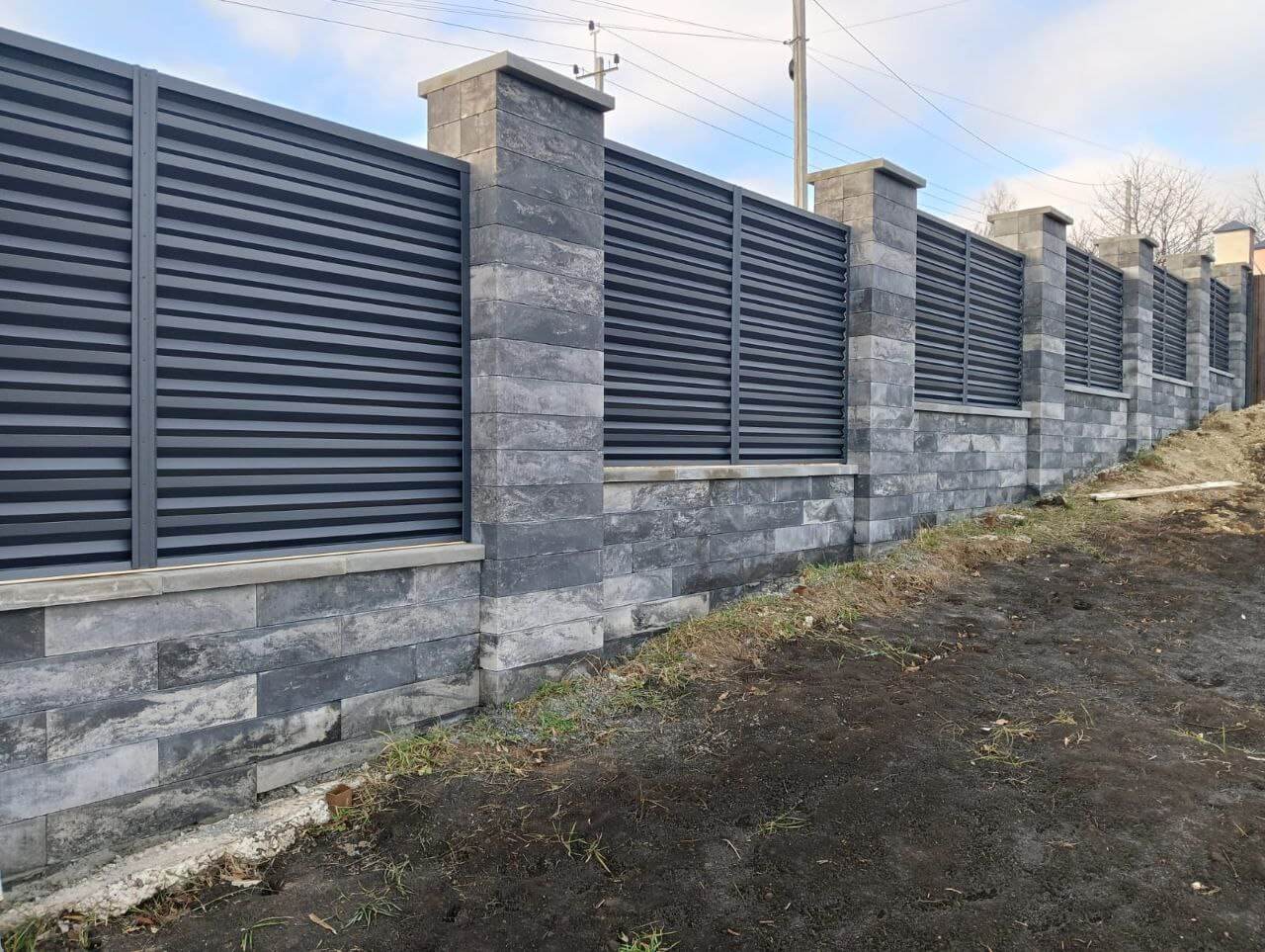 Забор-жалюзи из ламелей Елочка 72м RAL7024/7024 Серый Графит двусторонний МАТТЕ фото 4 в Санкт-Петербурге