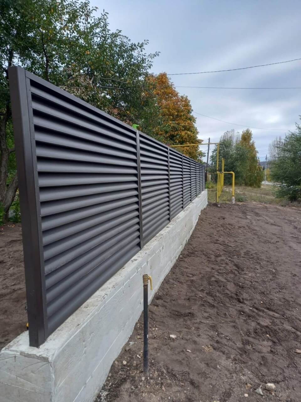 Забор из ламелей еврожалюзи 34м RAL8019/8019 Темный Шоколад двусторонний МАТТЕ фото 3 в Санкт-Петербурге