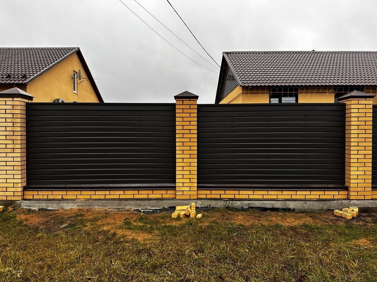 Забор из ламелей Хай-Тек 32м RAL8019/8019 Темный Шоколад двусторонний МАТТЕ фото 1 в Санкт-Петербурге