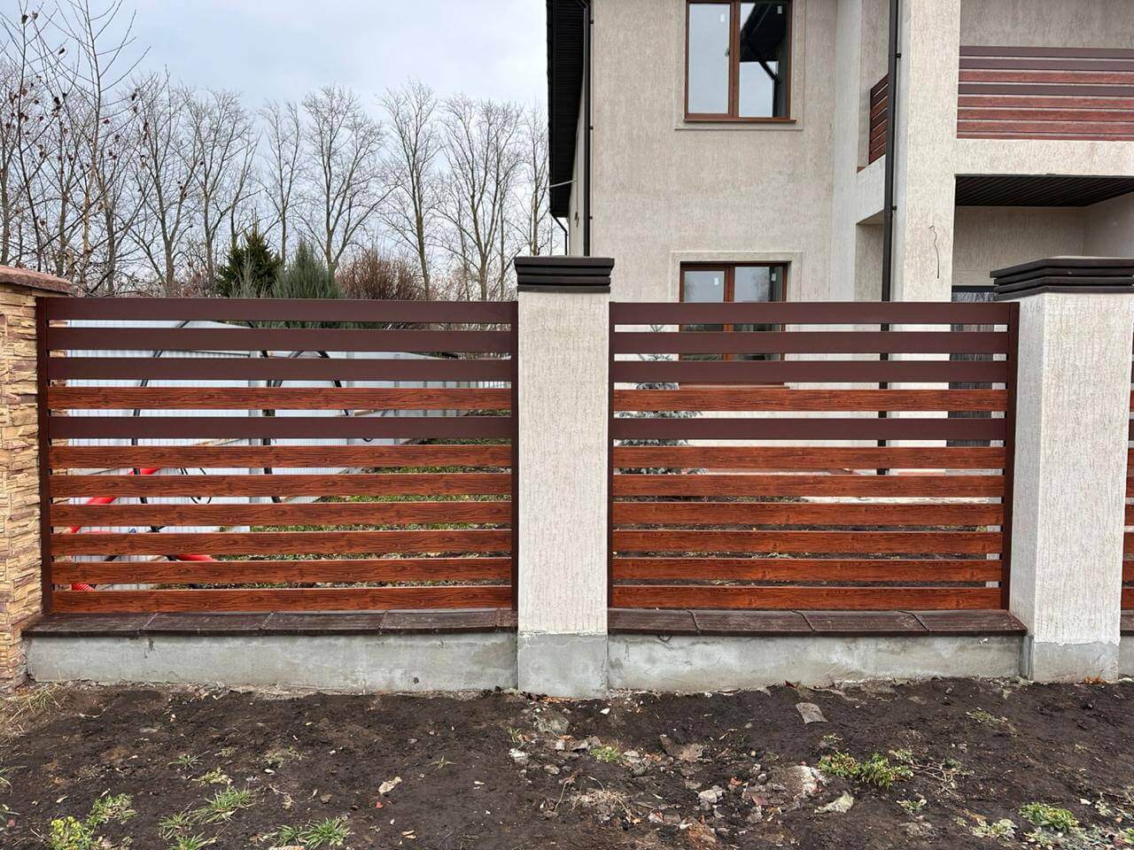 Забор-ранчо из металлопланкена 10м RAL8017 Шоколад МАТТЕ + Темное Дерево (Printech) фото 4 в Санкт-Петербурге