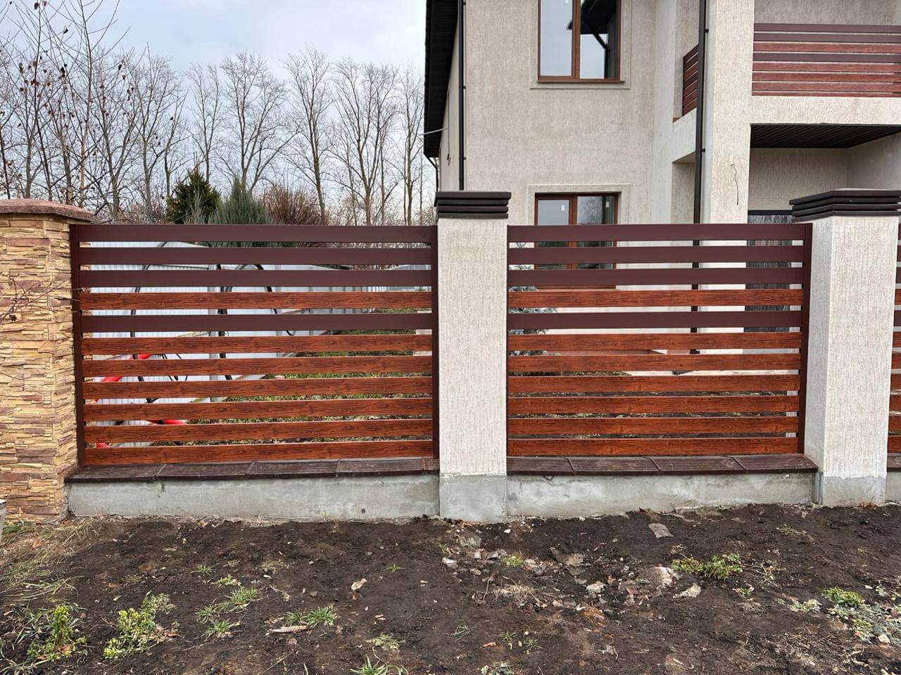 Забор-ранчо из металлопланкена 10м RAL8017 Шоколад МАТТЕ + Темное Дерево (Printech) фото 2 в Санкт-Петербурге