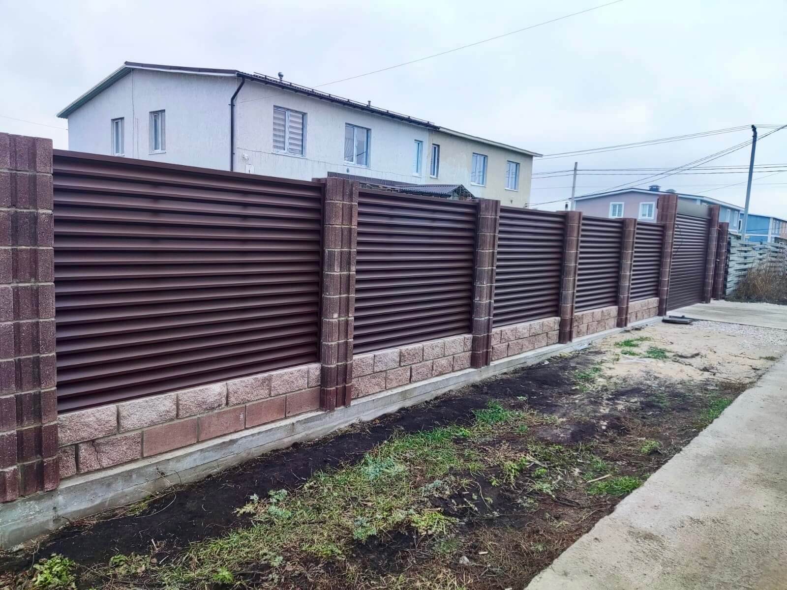 Забор-жалюзи из ламелей ЭКО-Z 13м RAL8019/8019 Темный Шоколад двусторонний МАТТЕ фото 1 в Санкт-Петербурге