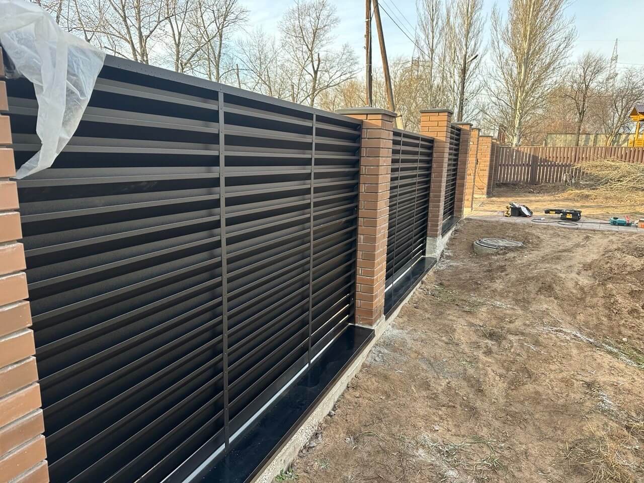 Забор-жалюзи из ламелей Хай-Тек 16м RAL9005/9005 Черный двусторонний МАТТЕ фото 1 в Санкт-Петербурге