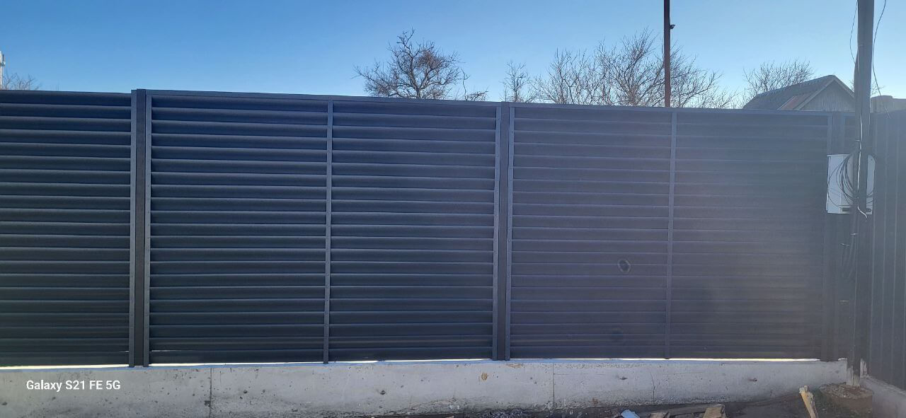 Забор из ламелей еврожалюзи 30м RAL7024/7024 Серый Графит двусторонний фото 6 в Санкт-Петербурге