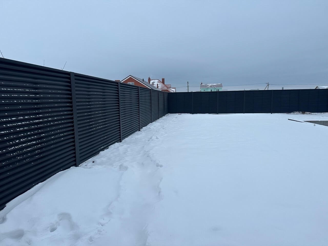 Забор-жалюзи из ламелей ЭКО-Z 130м RAL9005 Черный МАТТЕ фото 3 в Санкт-Петербурге