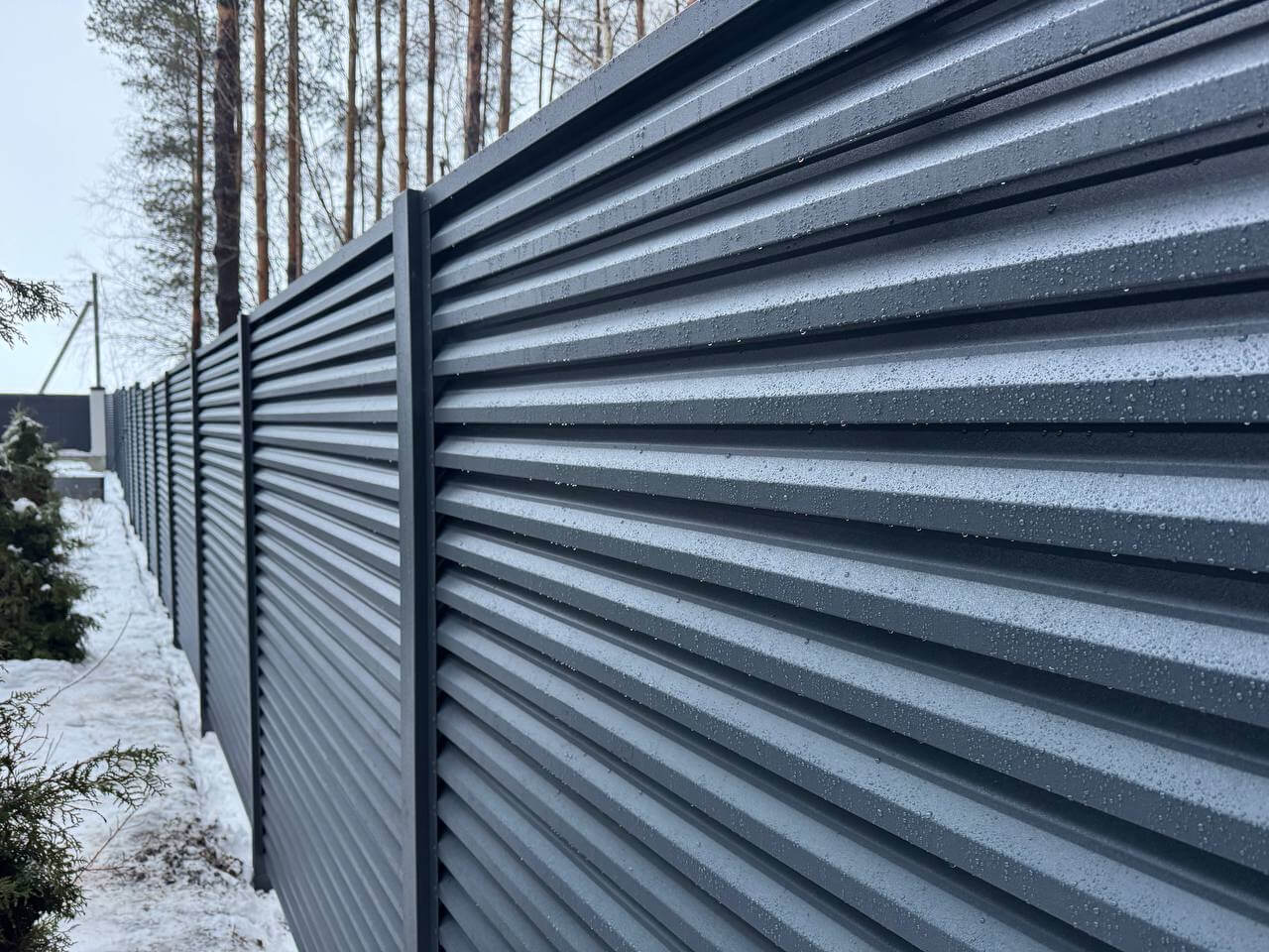 Забор-жалюзи из ламелей ЭКО-Z-US 54м RAL7024/7024 Серый Графит двусторонний МАТТЕ фото 2 в Санкт-Петербурге