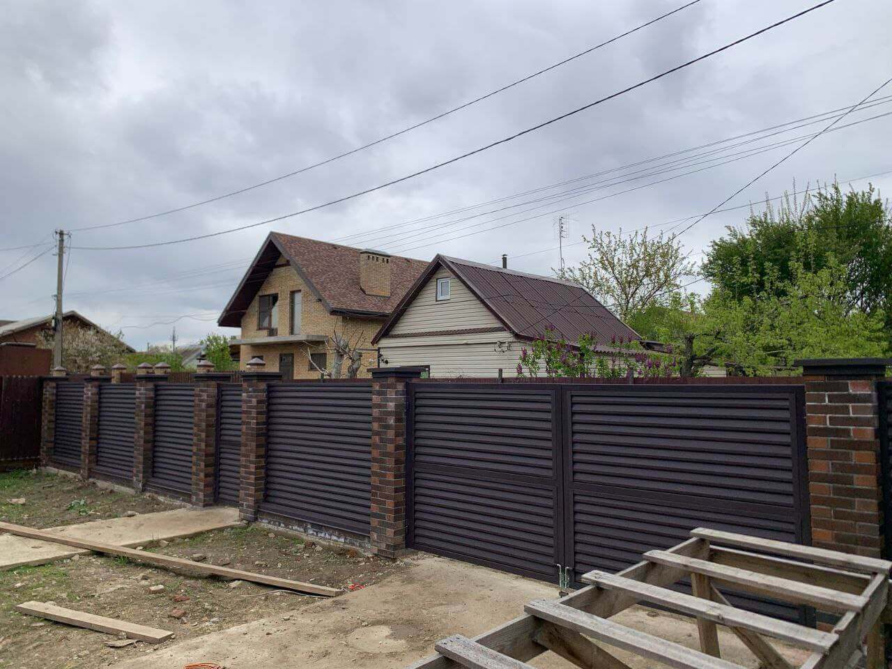 Забор-жалюзи из ламелей Реснички 24м RAL8019/8019 Темный Шоколад двусторонний МАТТЕ фото 2 в Санкт-Петербурге