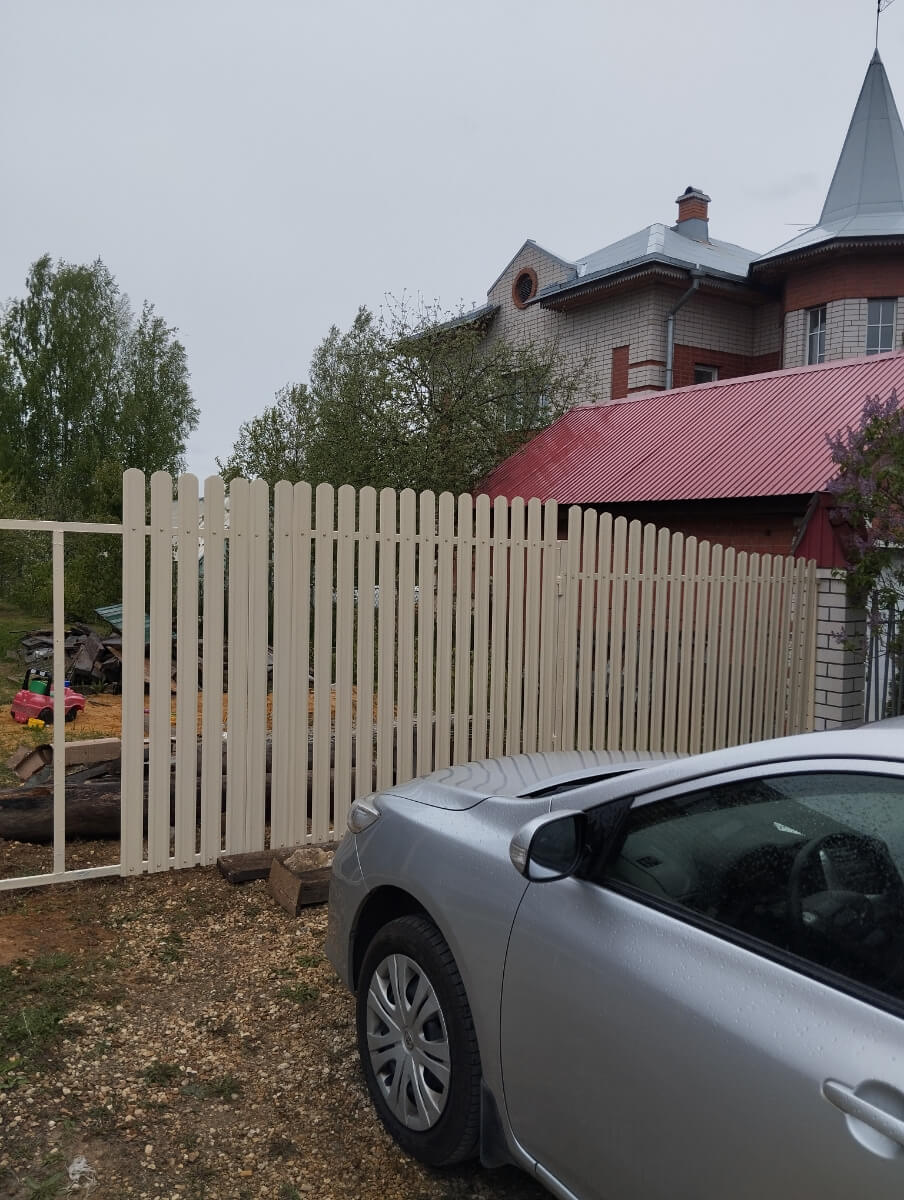 Забор из евроштакетника 9м RAL1015/1015 Слоновая Кость двусторонний фото 1 в Санкт-Петербурге
