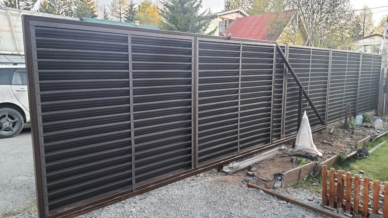 Забор-жалюзи из ламелей ЭКО-Z-US 12м RAL8019/8019 Темный Шоколад двусторонний МАТТЕ фото 1 в Санкт-Петербурге