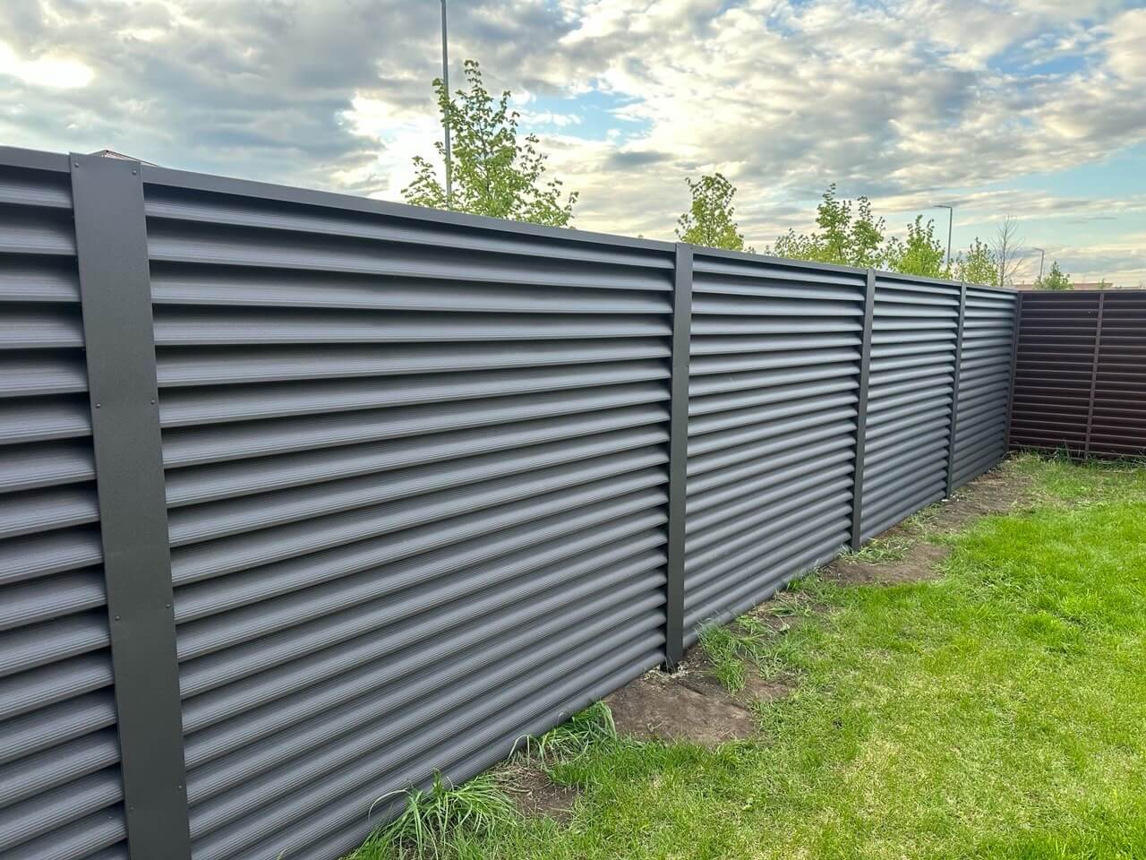 Забор из ламелей еврожалюзи 43м RAL8019/8019 Темный Шоколад двусторонний МАТТЕ фото 1 в Санкт-Петербурге