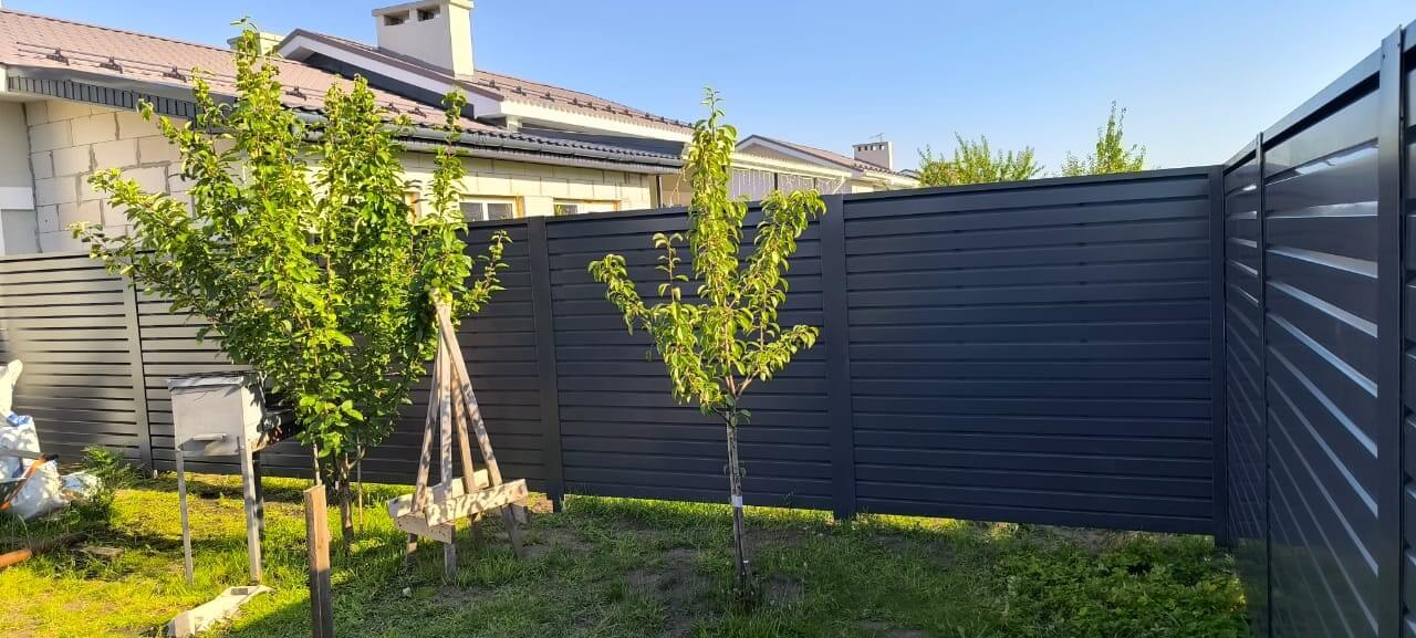Забор-жалюзи из ламелей Хай-Тек 62м RAL7024/7024 Серый Графит двусторонний фото 4 в Санкт-Петербурге