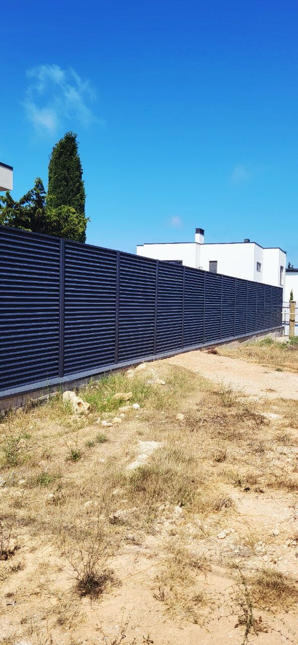 Забор-жалюзи 65м RAL7024/7024 Серый Графит МАТТЕ двусторонний фото 6 в Санкт-Петербурге