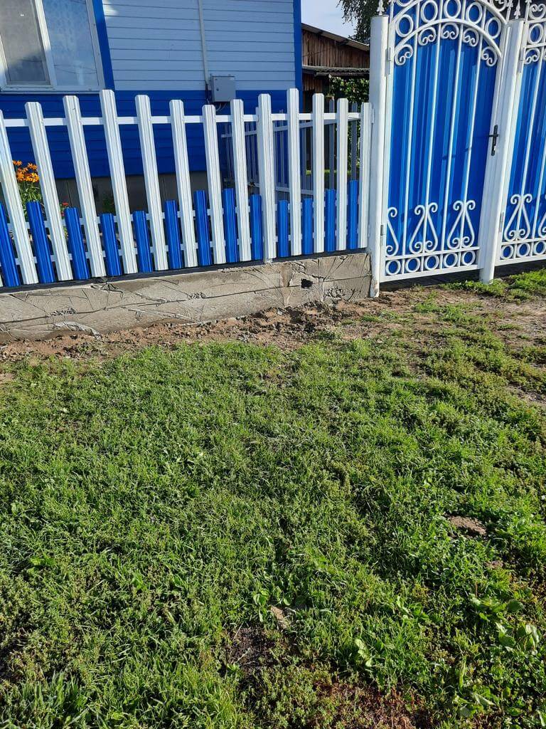 Забор из евроштакетника 14м RAL9003 Белый, RAL5005 Синий Сигнал фото 2 в Санкт-Петербурге